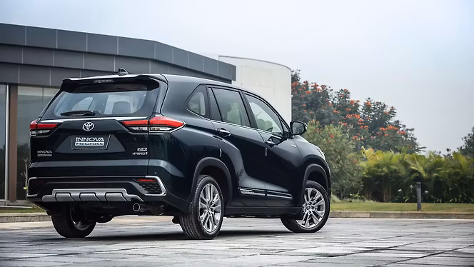 innova-hycross-exterior-right-rear-three-quarter